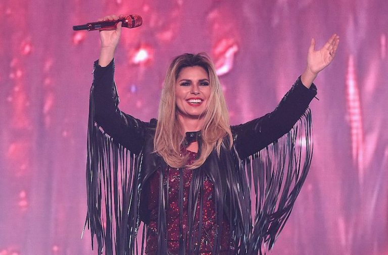 Shania Twain Announces Highly Anticipated New Single, 'Life’s About to ...