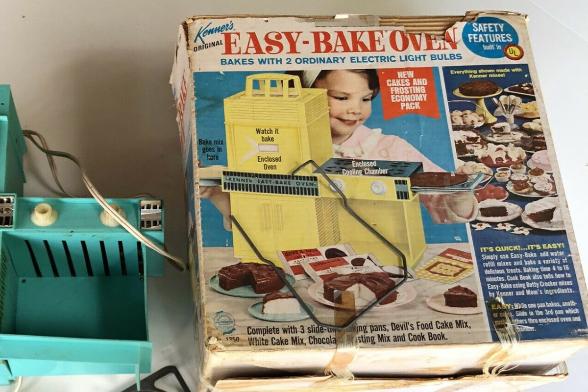 Easy Bake Oven With Accessories Hasbro 2007