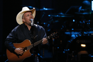 'That Summer': The Story Behind Garth Brooks' Summer Romance Song