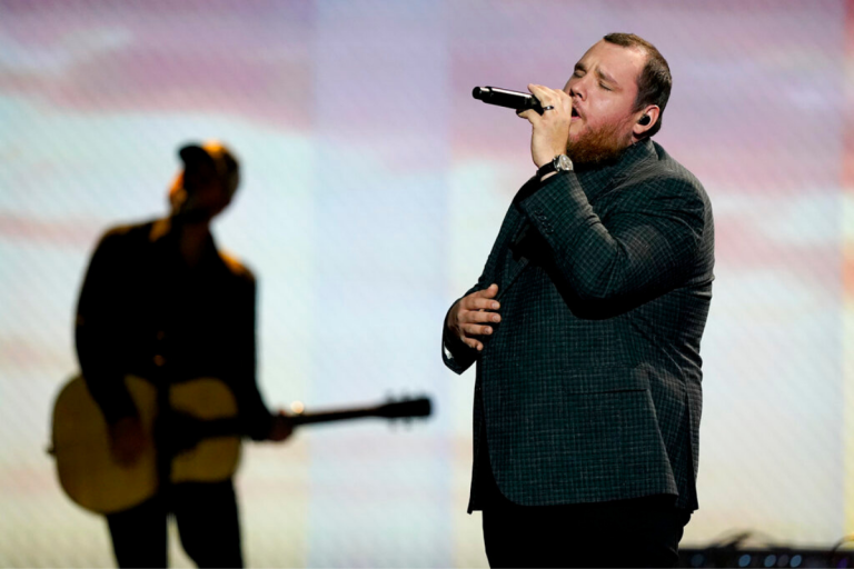 Luke Combs Delivers Touching Performance at 2021 ACM Awards