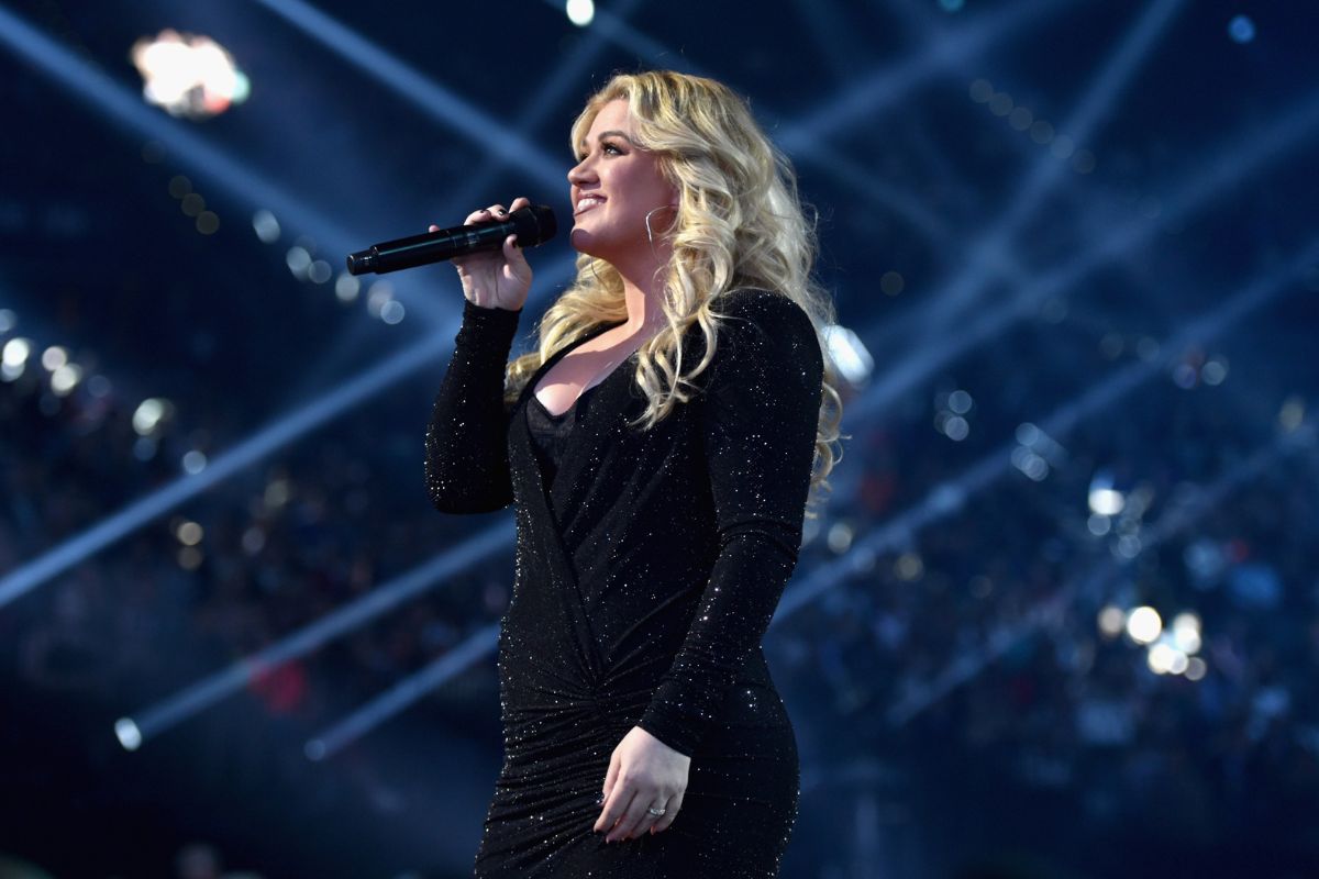 Kelly Clarkson Shares Details On New Album 7077