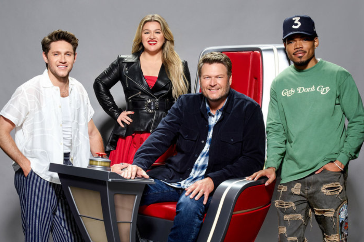 'The Voice' Coaches Perform 'Can't Take My Eyes Off You'