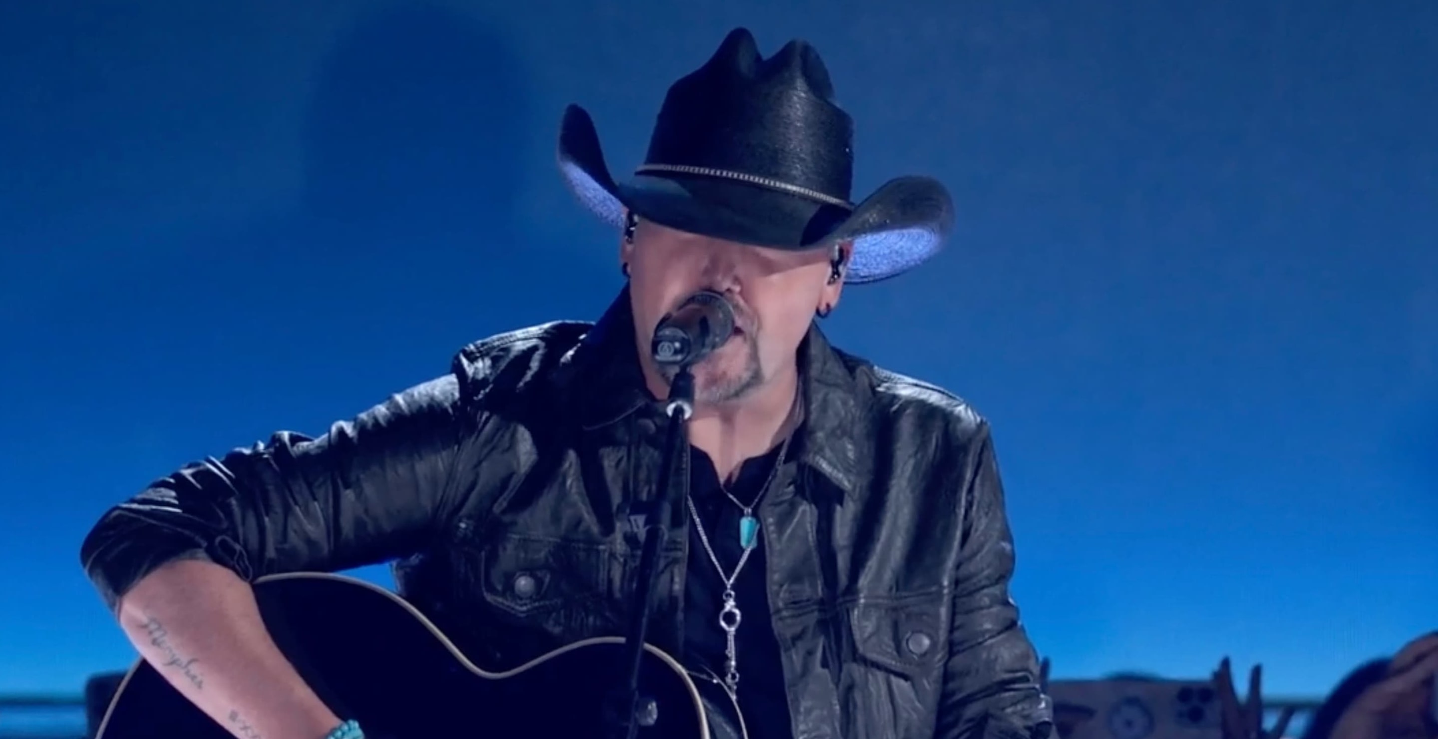 After Divisive Cmt Memorial Jason Aldean Finally Delivers A Heartfelt Toby Keith Tribute At The