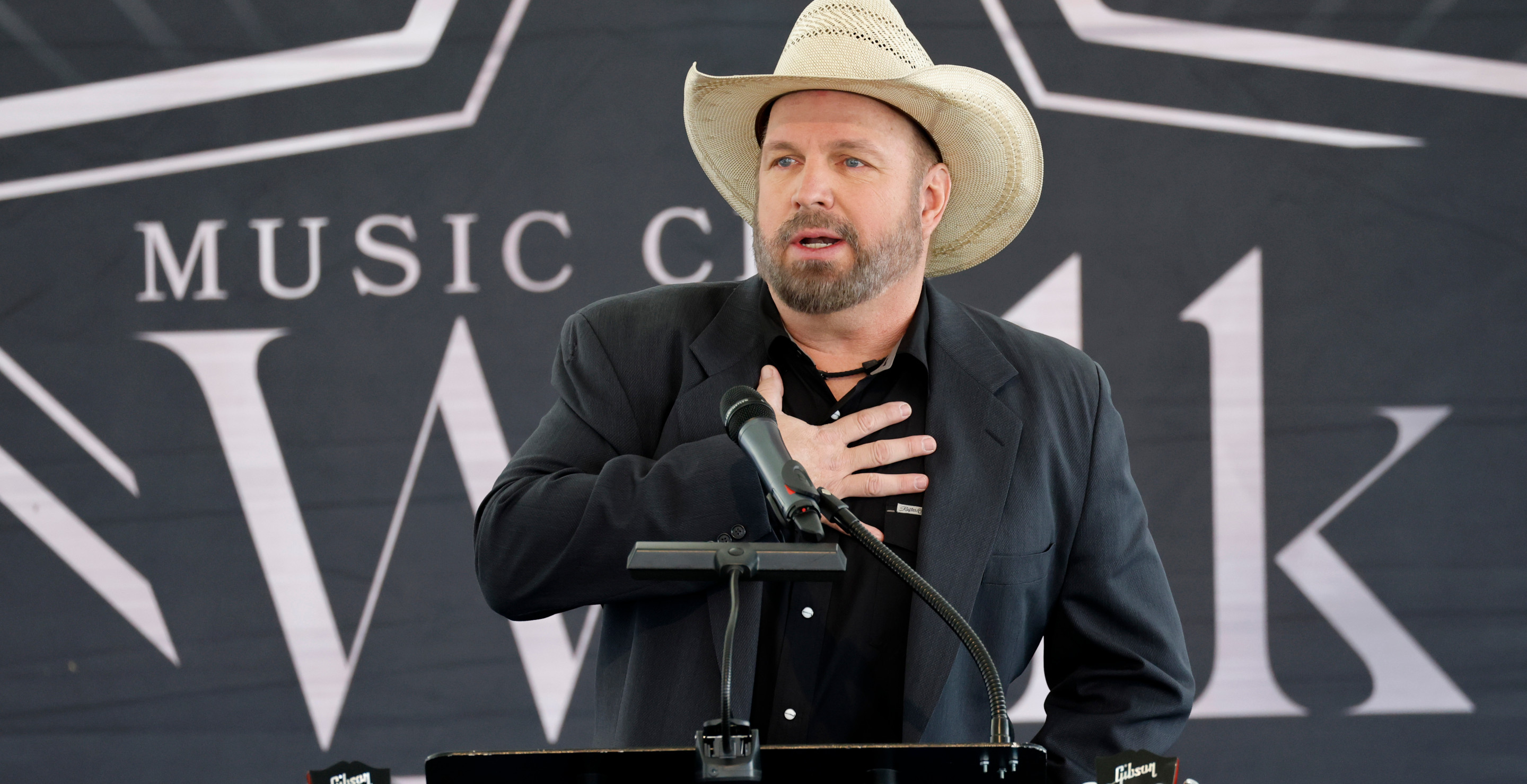 Garth Brooks Refuses To Sign Autographs After His Shows Anymore
