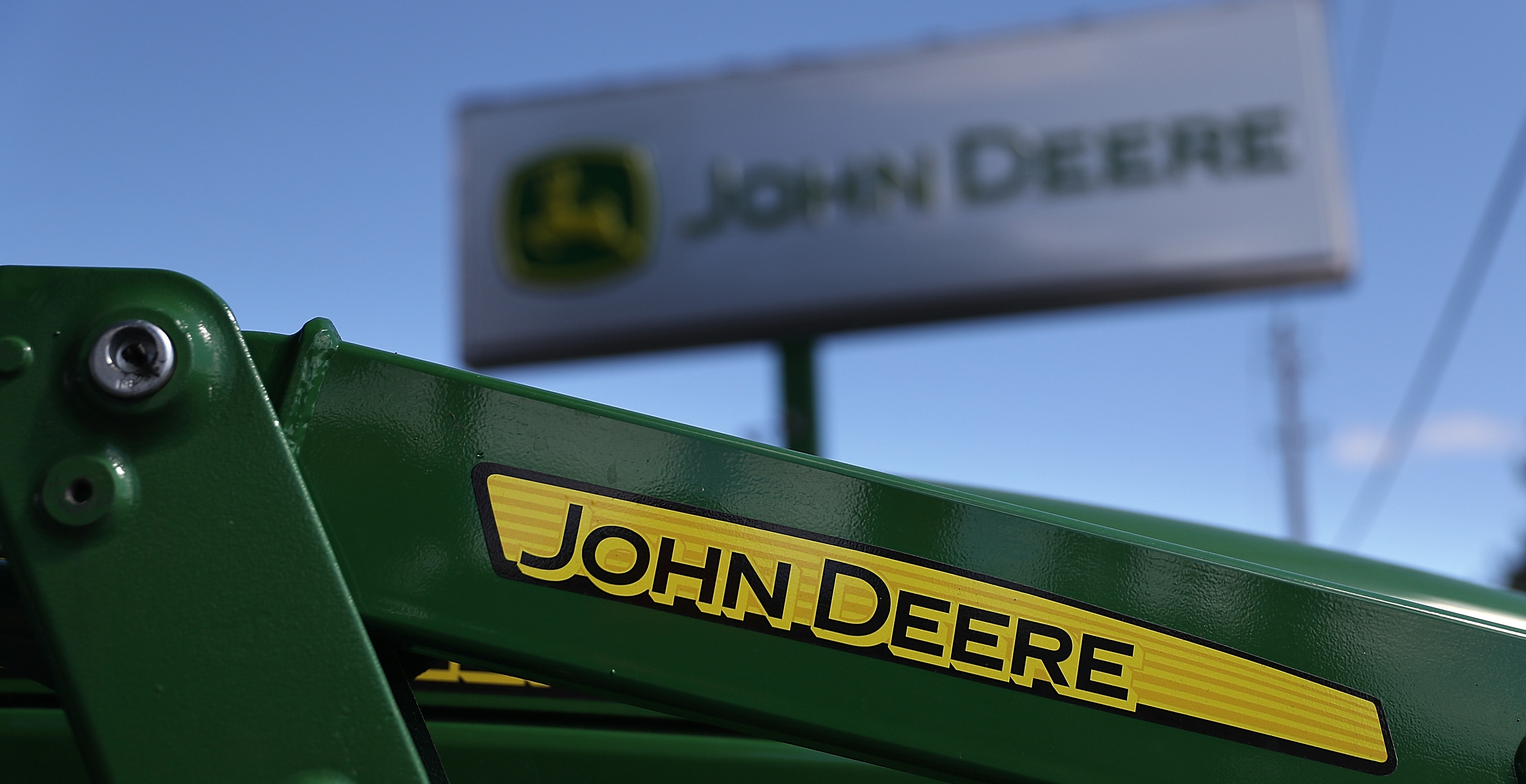 John Deere Cutting Hundreds of Midwestern Employees