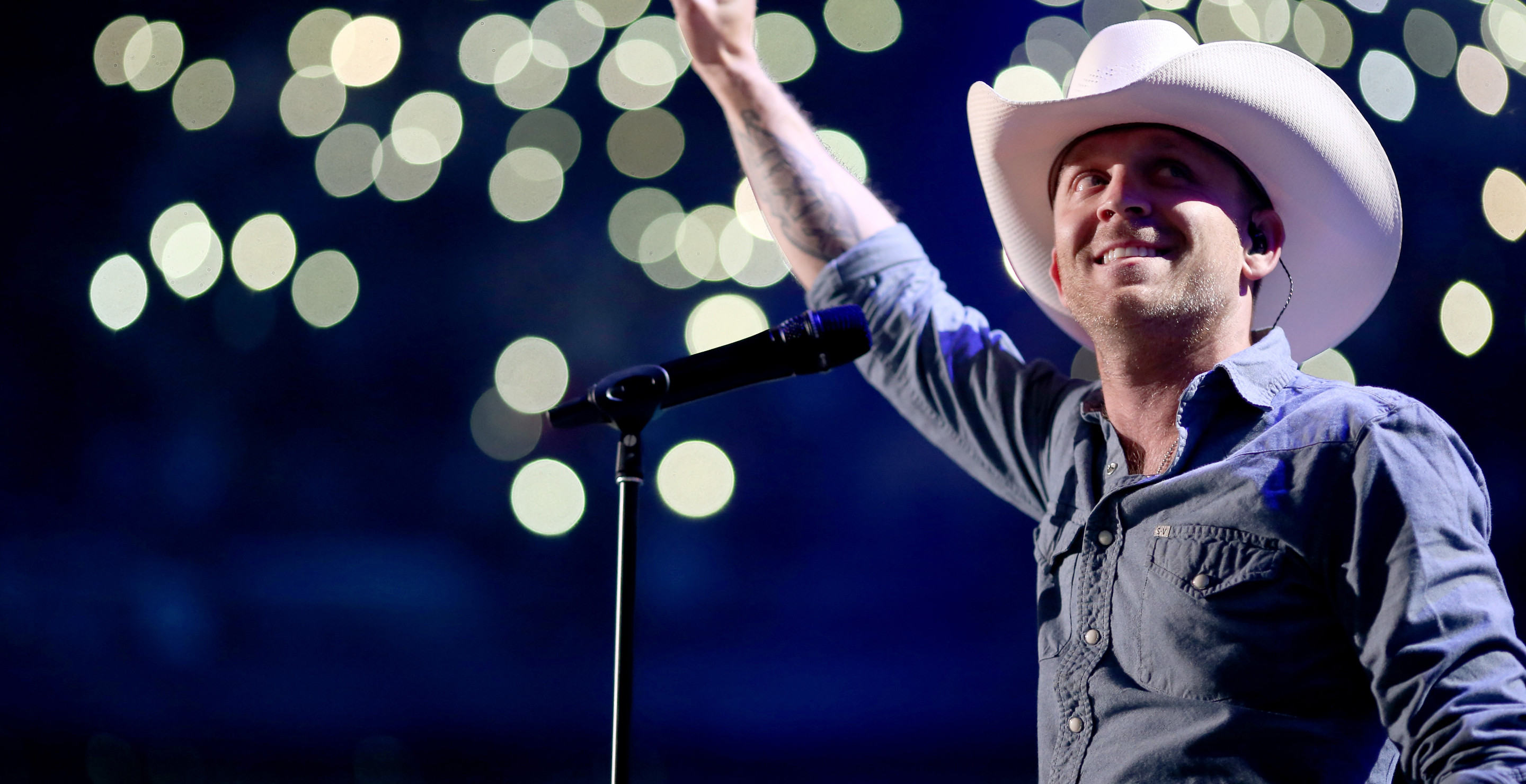 Justin Moore Stops Mid-Show To Sing National Anthem After Crowd Chants USA