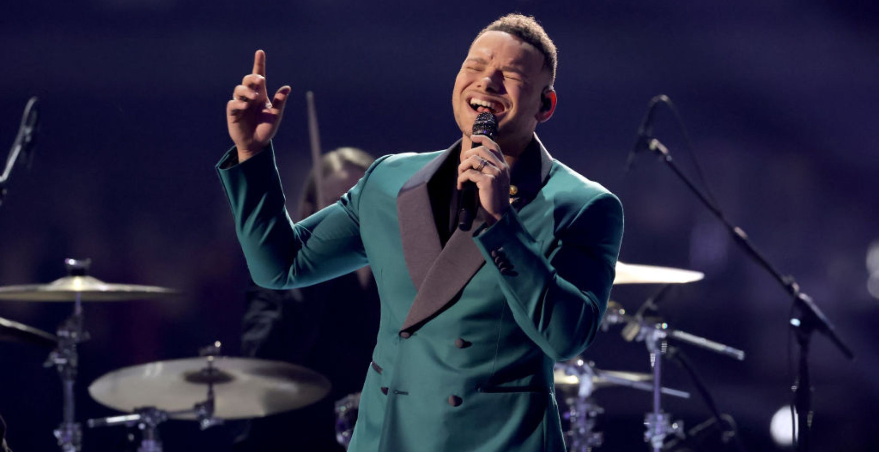 Kane Brown Kicks Out Rude Concertgoer After They Flip Him Off Kick His A-- Out Of Here!