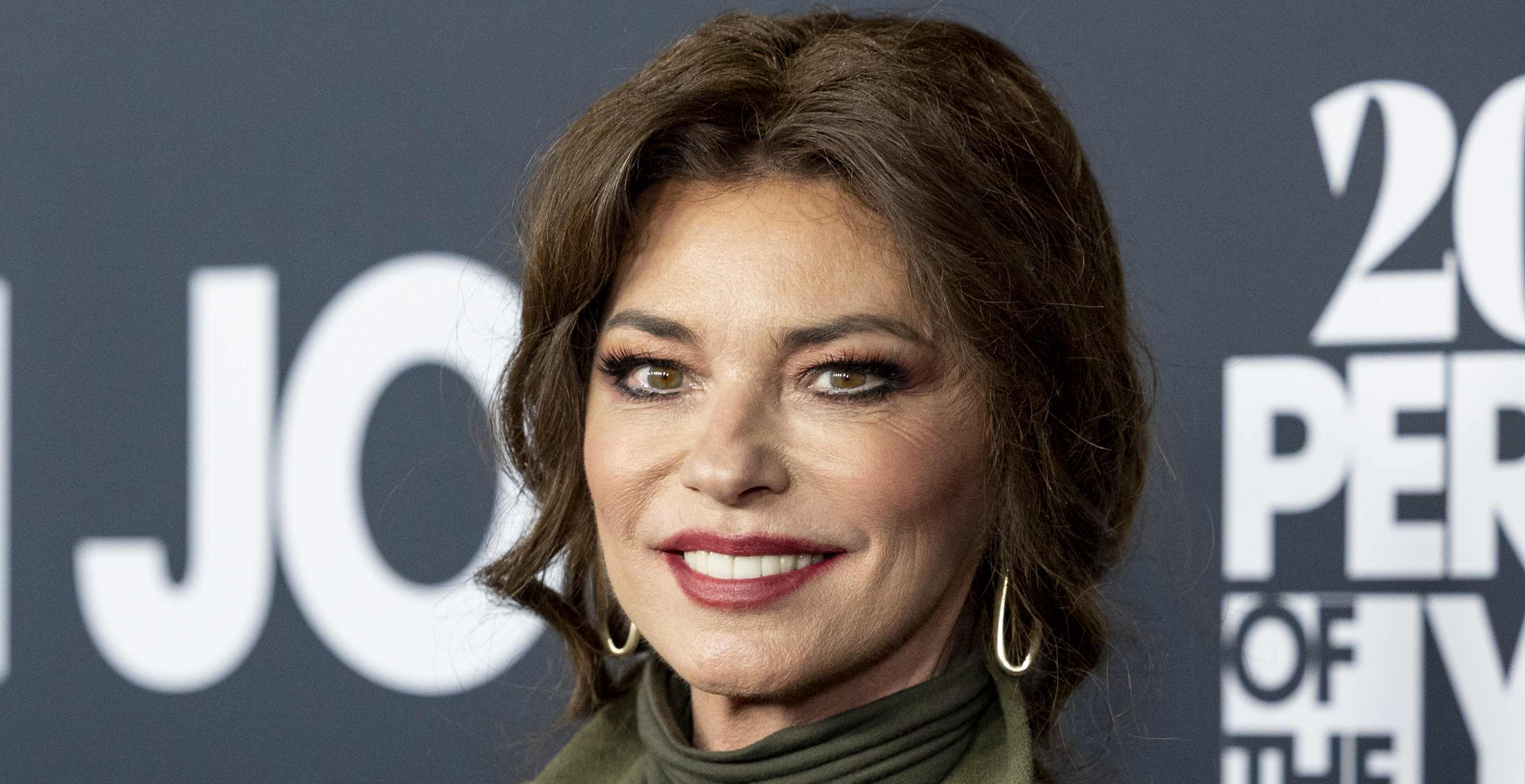 Shania Twain Embraces Hysterical Stage Mishap