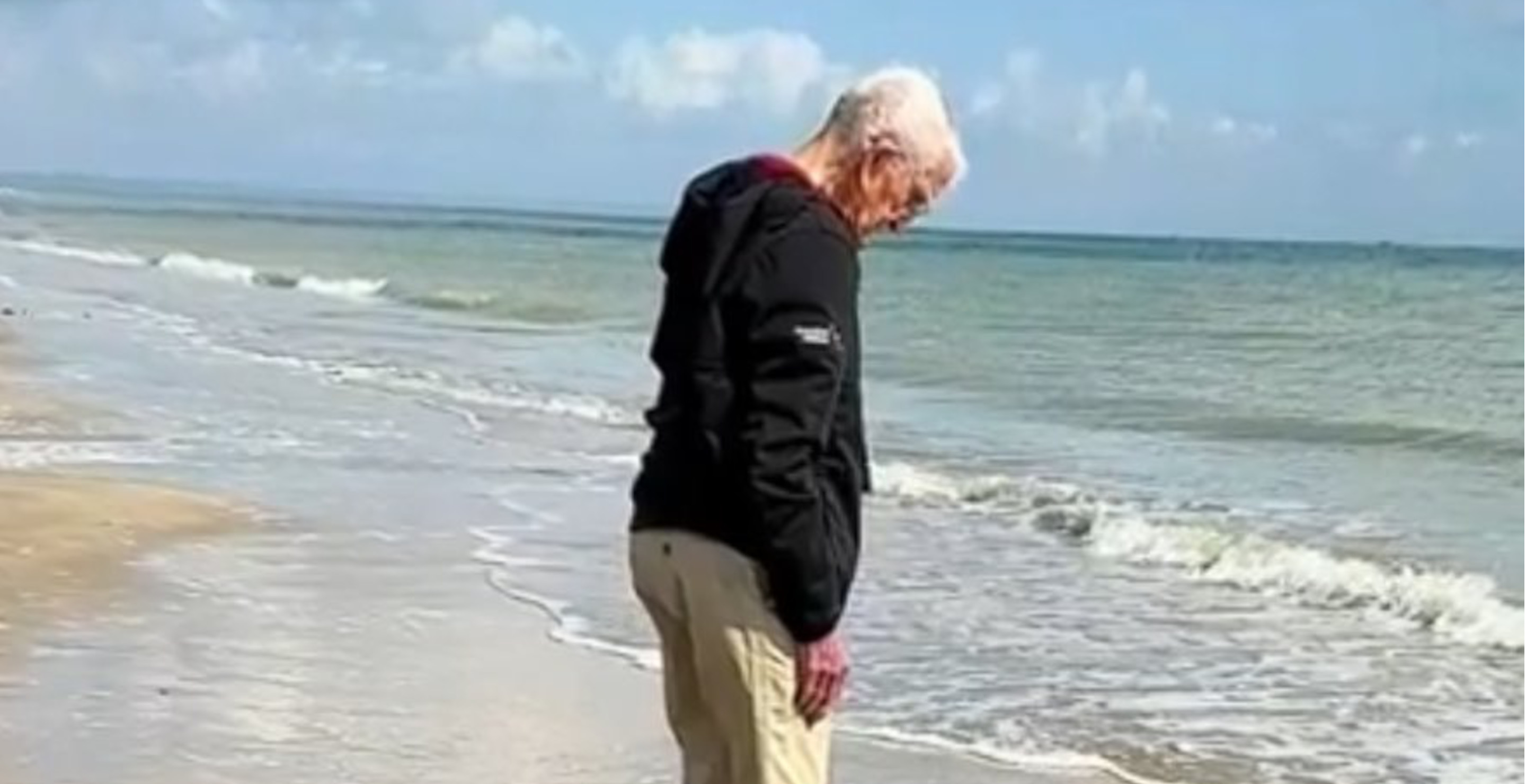 WWII Veteran Stands On Beach Where D-Day Happened In Moment Of Overwhelming Emotion