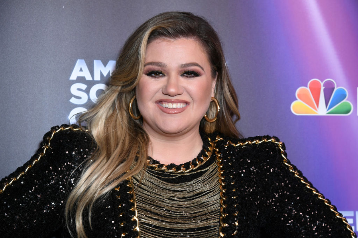 kelly-clarkson-absolutely-crashed-and-burned-when-attempting-this-bon-jovi-classic