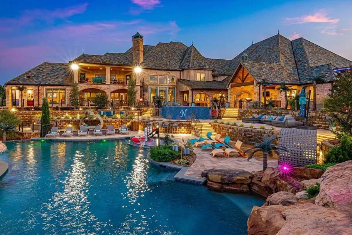 this-insanely-over-the-top-oklahoma-city-mansion-screams-new-money