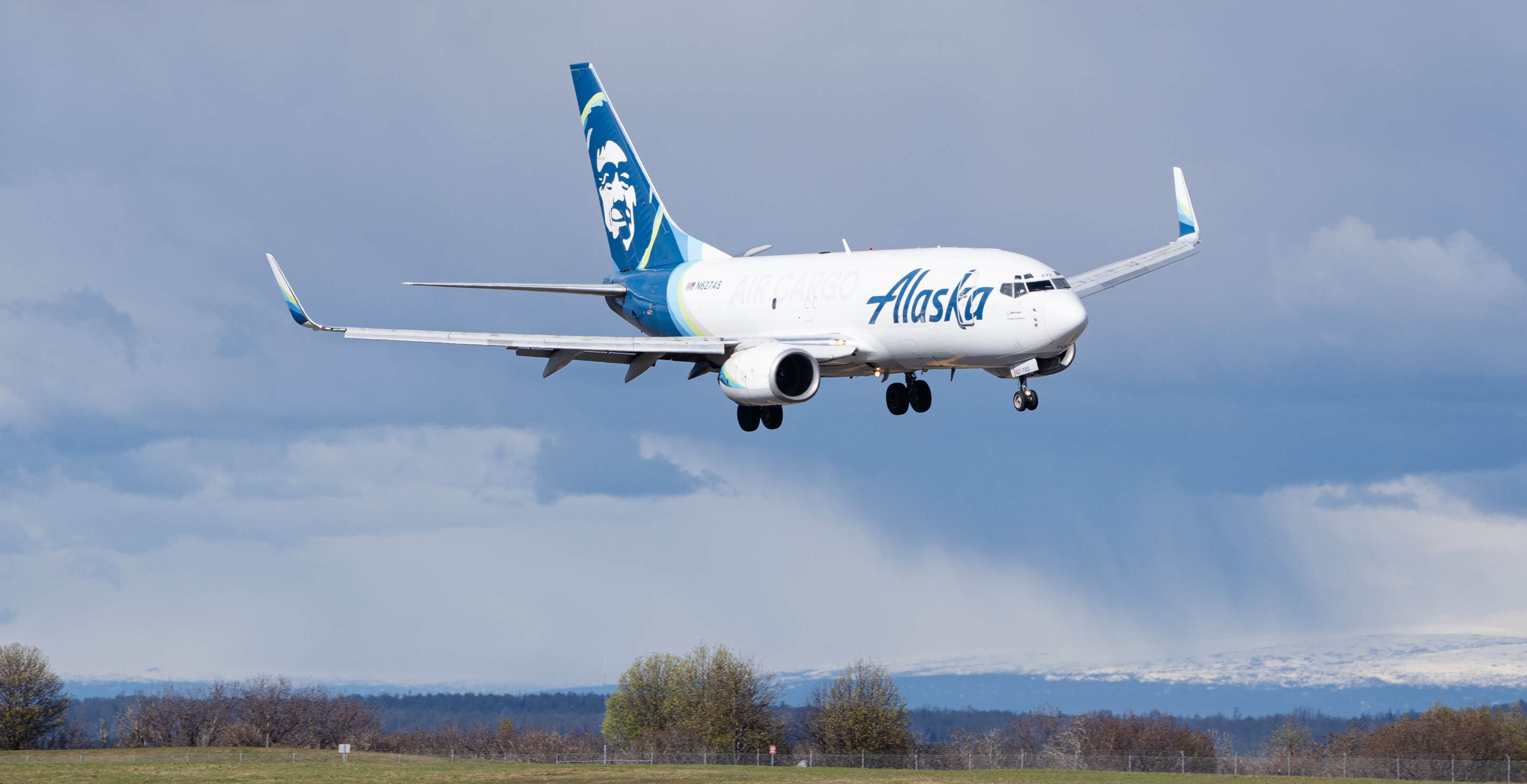 Alaskan Airlines Pilot Announces He's Not Qualified To Land Plane In Moment Of Panic For Passengers