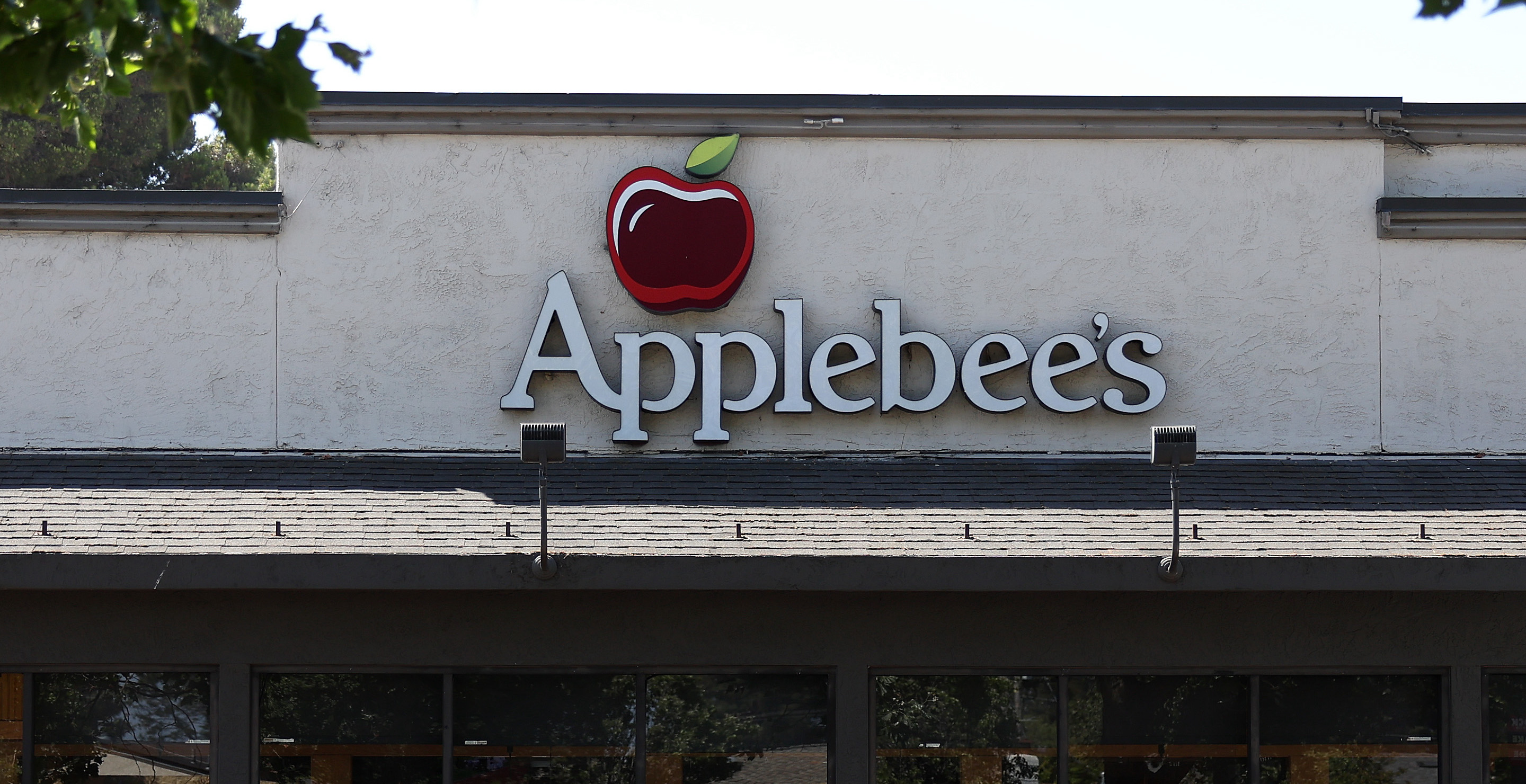 Police Arrest Woman at Applebees For Sharing Her Endless Appetizers