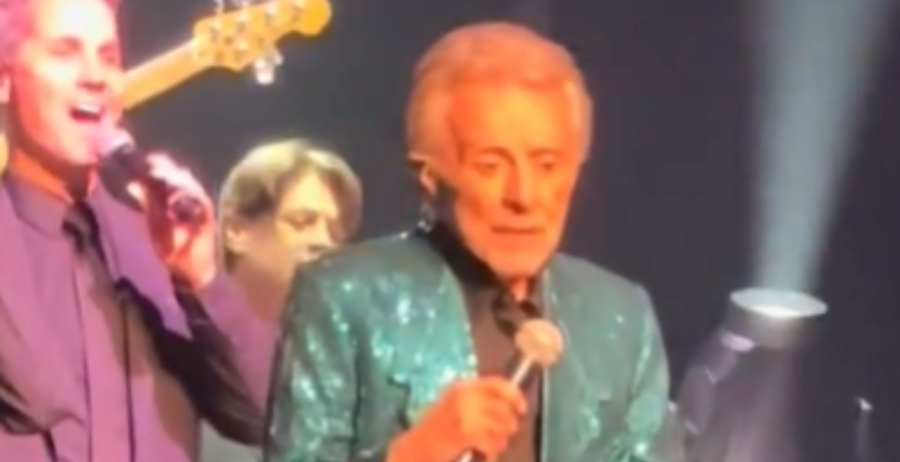 Frankie Valli's Fans Are Concerned For Him After Seeing Him Onstage