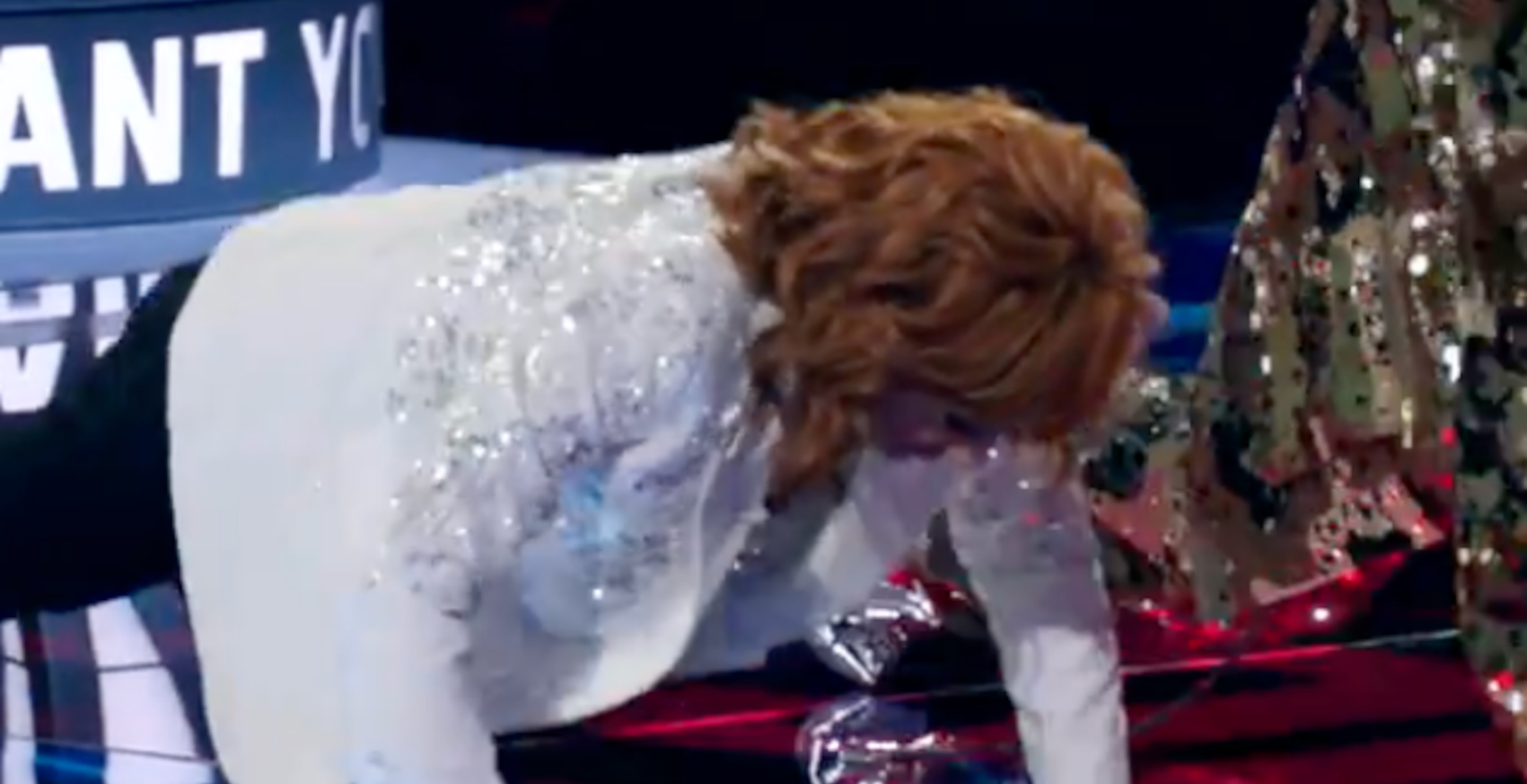 Reba McEntire And Gwen Stefani Had A Push Up Challenge On 'The Voice' And There's A Clear Winner