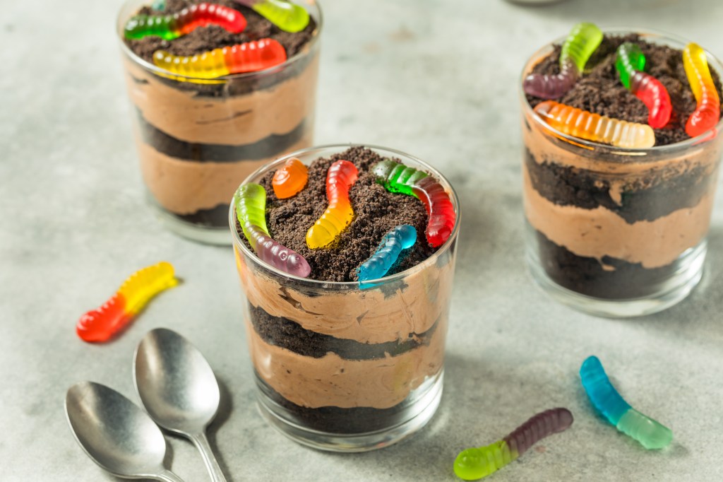 dont break your wallet with this dirt dessert halloween treat