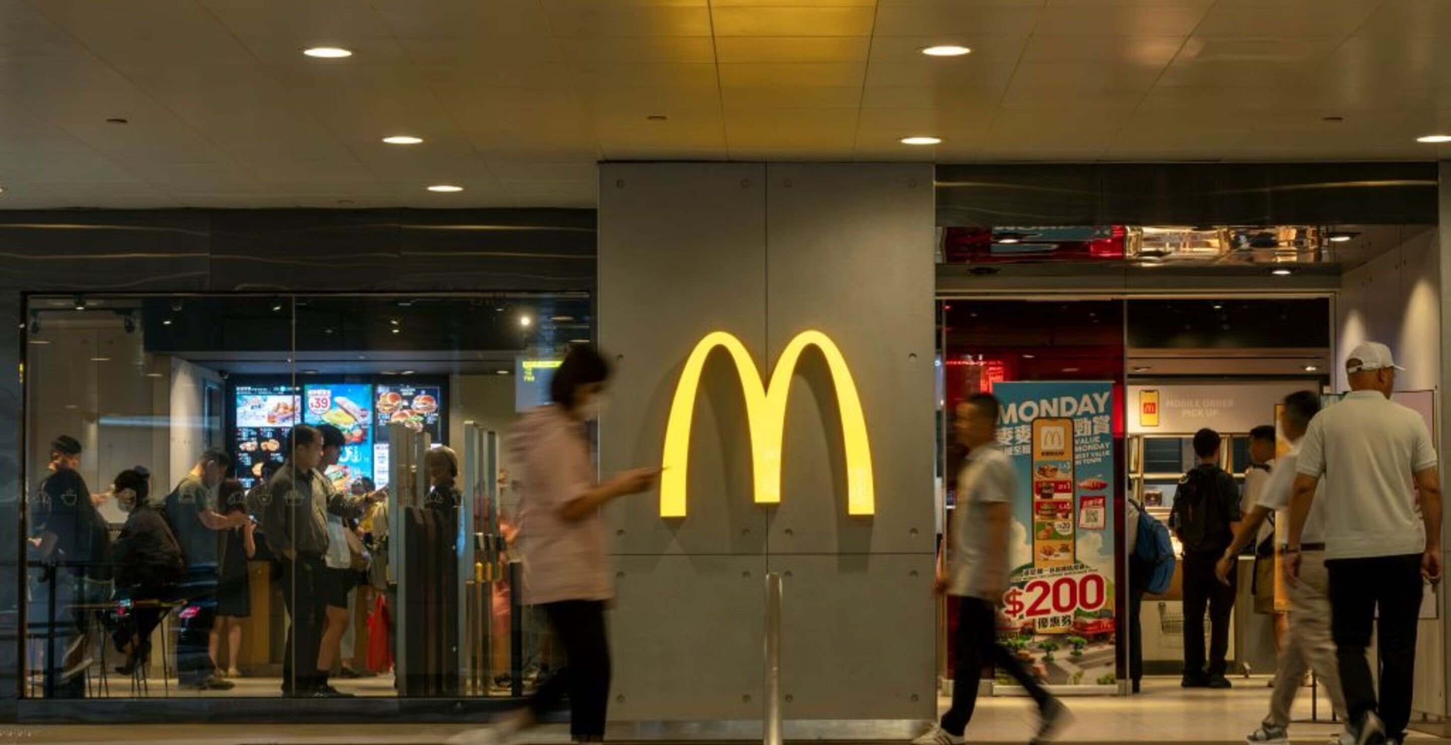 mcdonalds employee yelling at customer