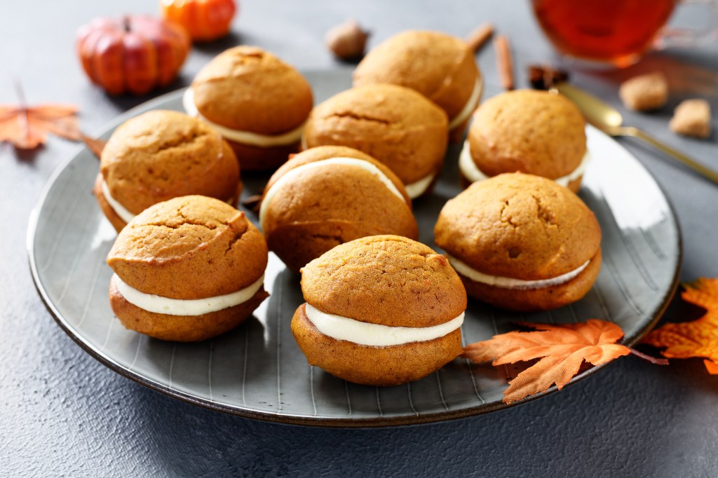 pumpkin whoopie pie