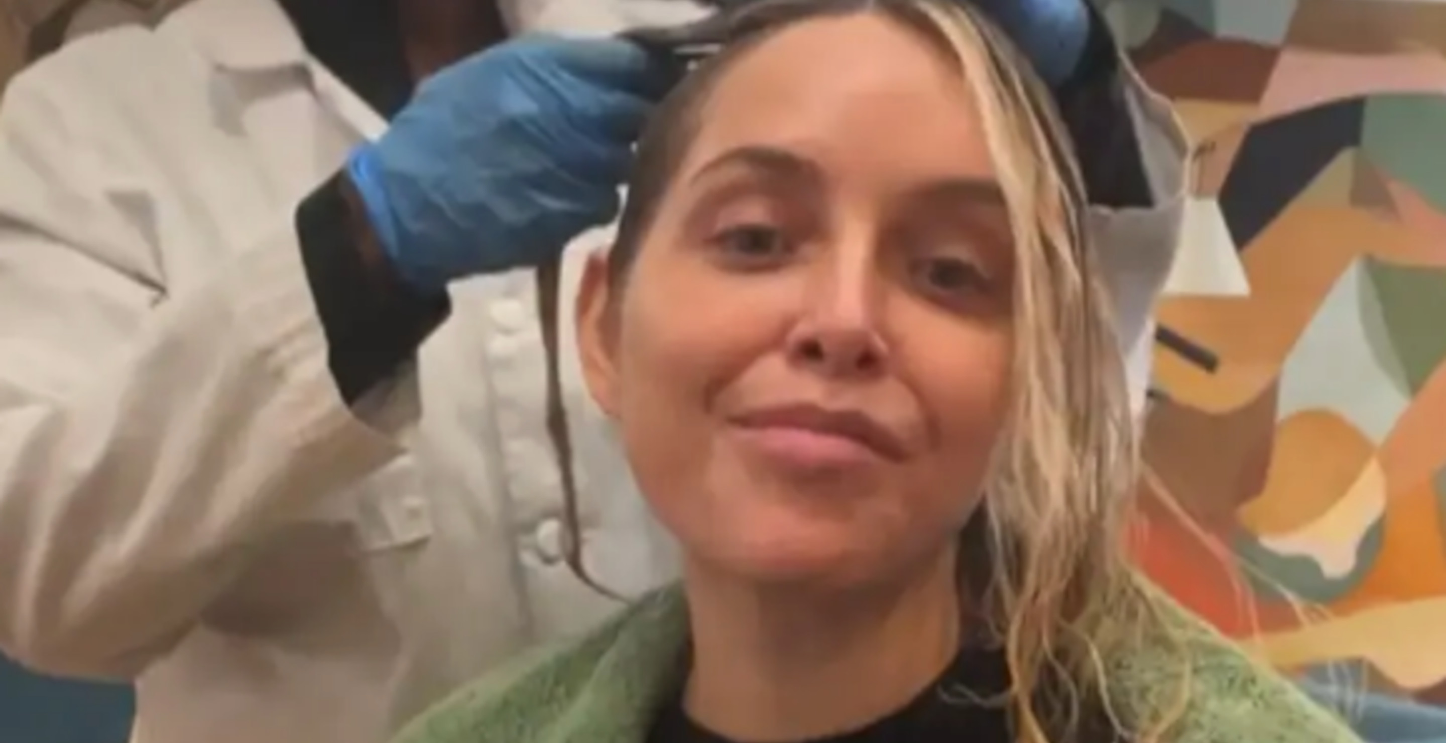 Actress Jenny Mollen Garners Backlash For Getting On Plane With Head Full Of Lice