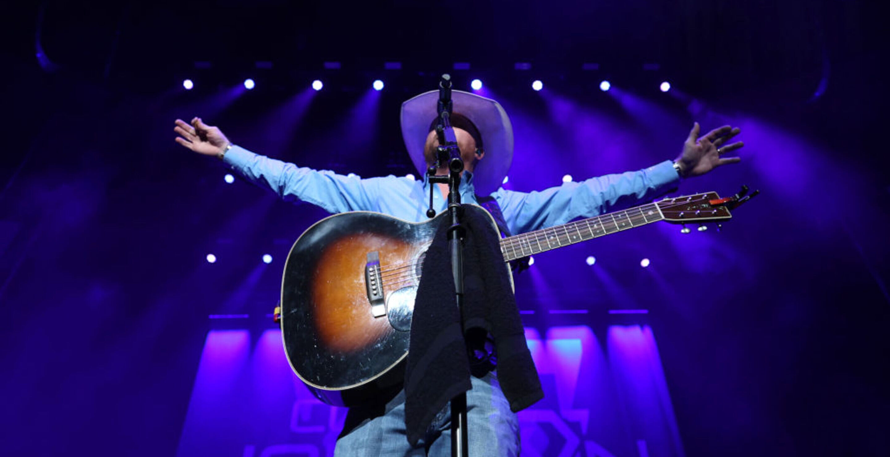 Man proposes during Cody Johnson concert