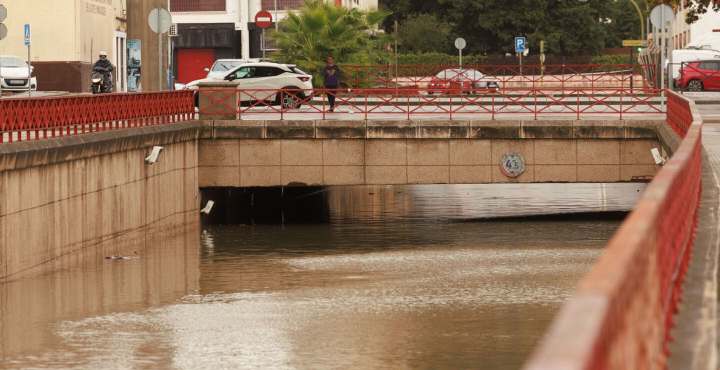 hero teacher saves students in Spain floods