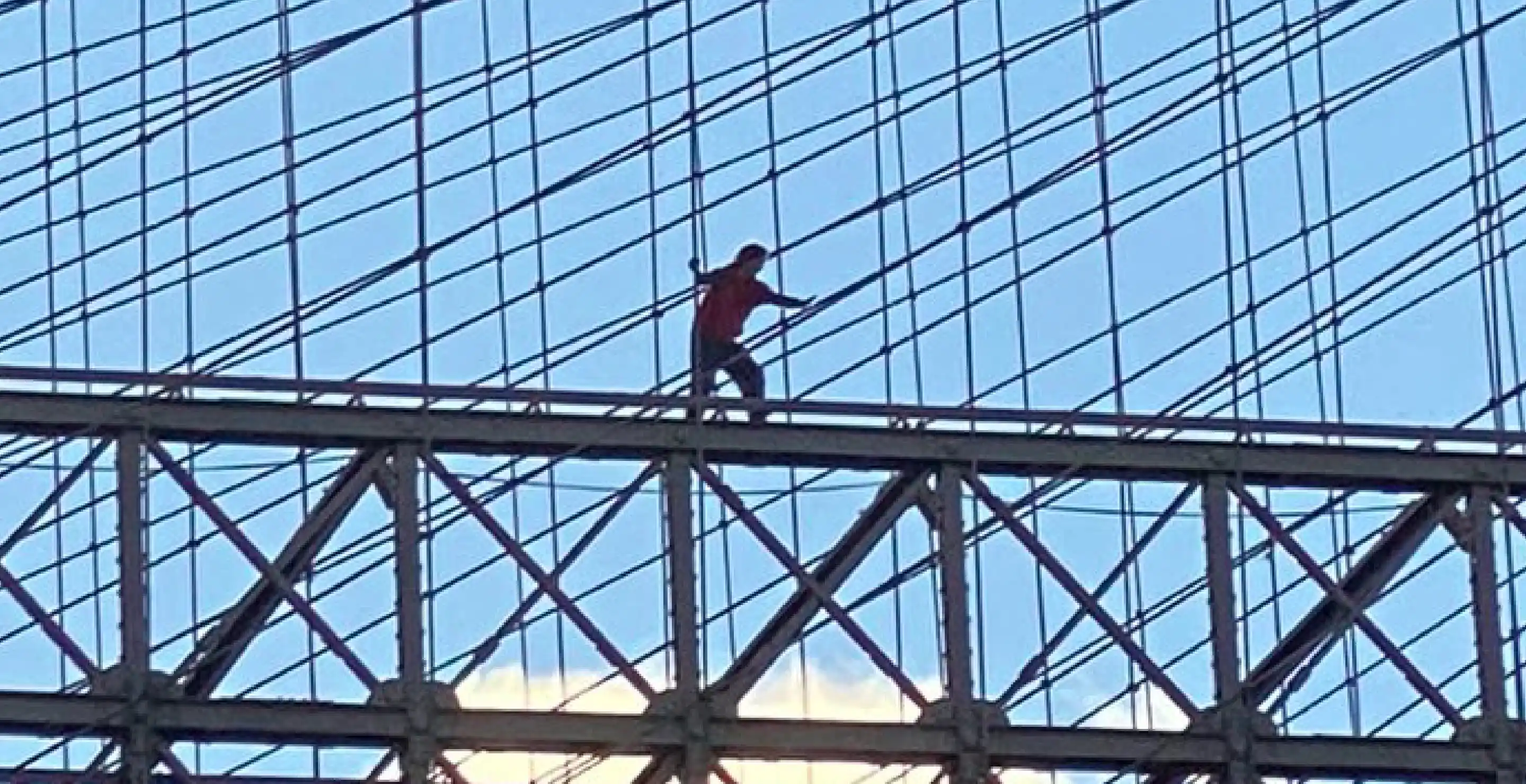 Jumper Brooklyn Bridge