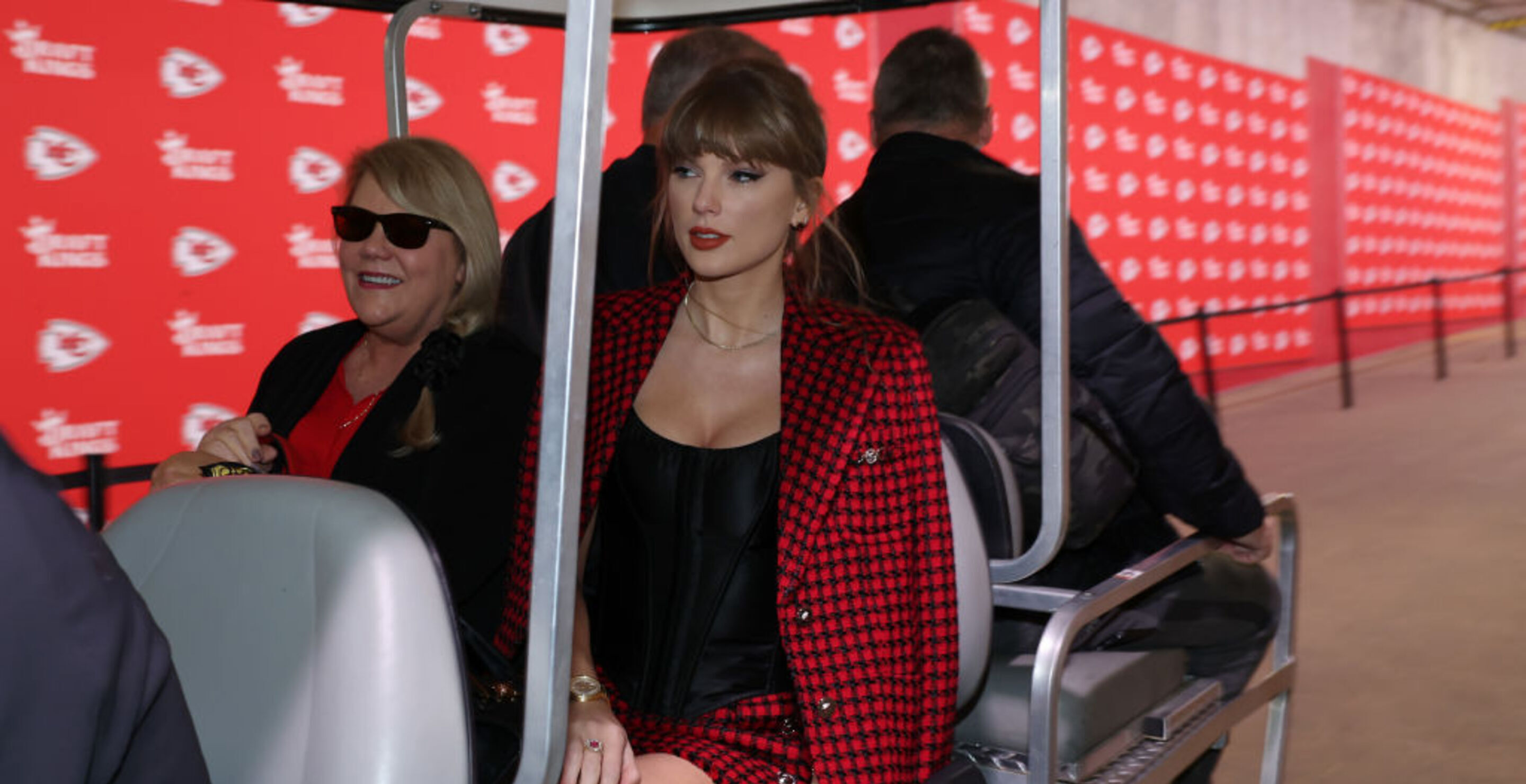 Taylor Swift Tells Security Guard Off For Yelling At Photographers