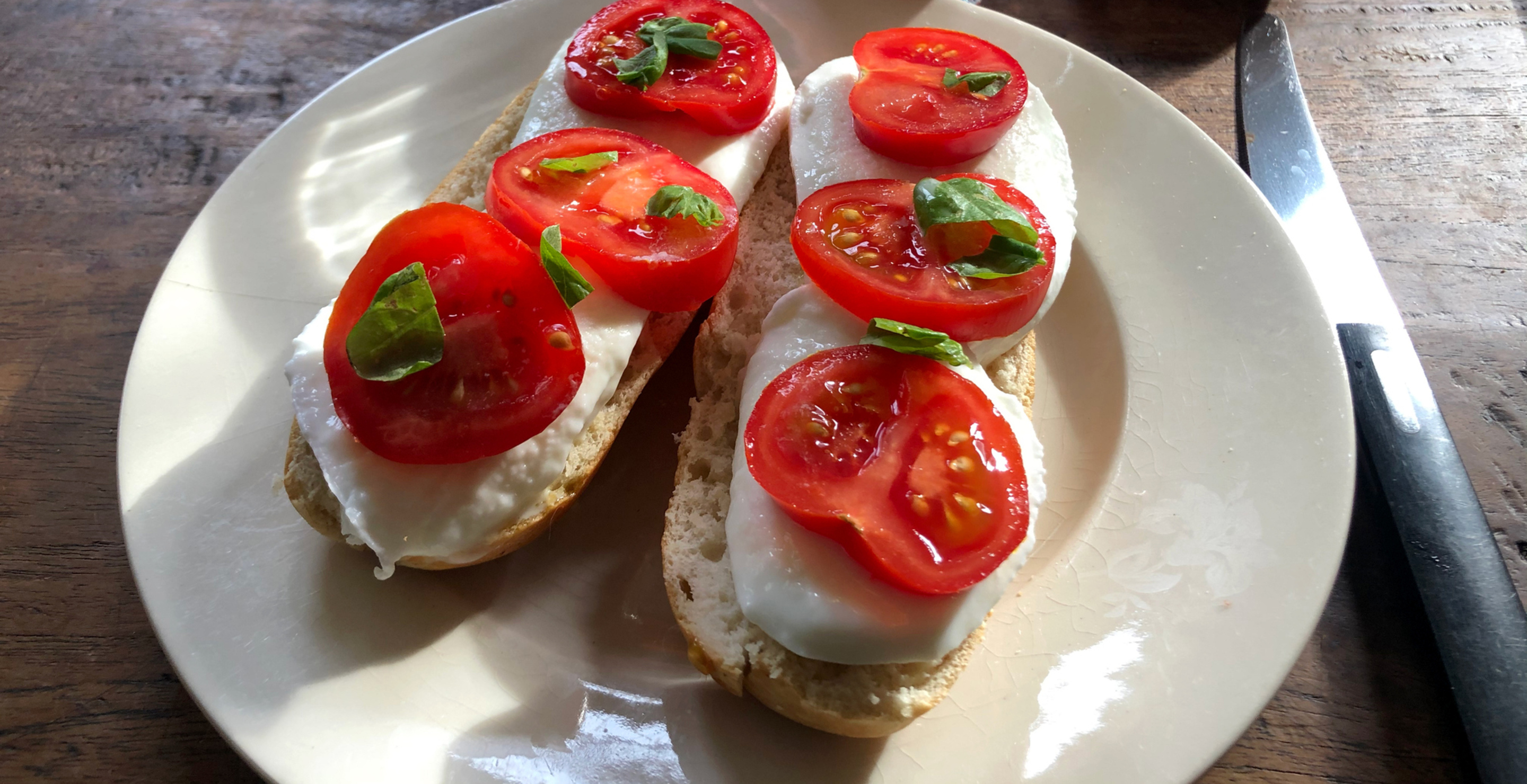 The Secret To The Best Tomato Sandwich Lies In The Bread