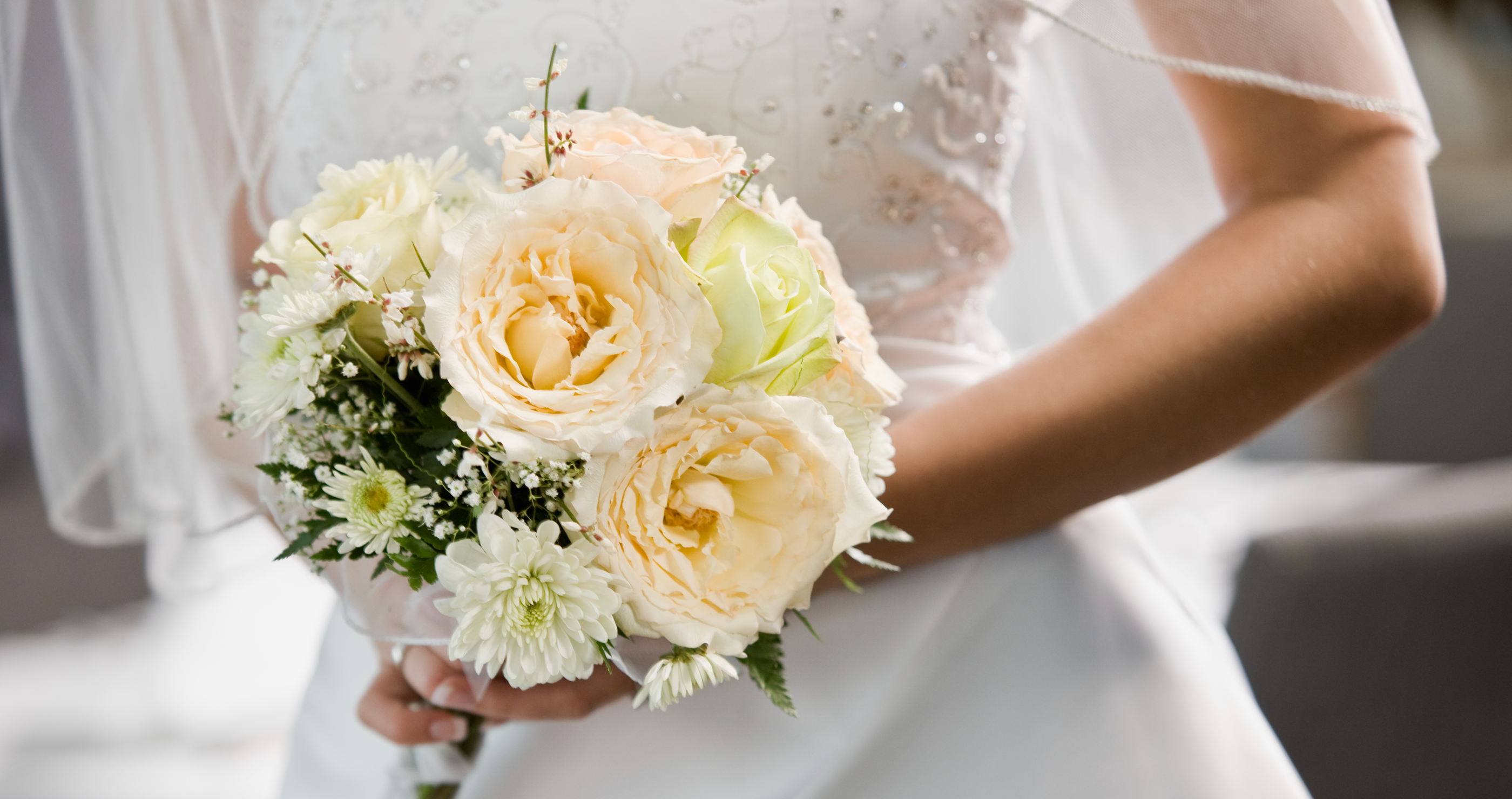 bride reads cheating messages at wedding ceremony