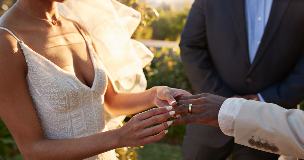 bride reads cheating messages at wedding ceremony 