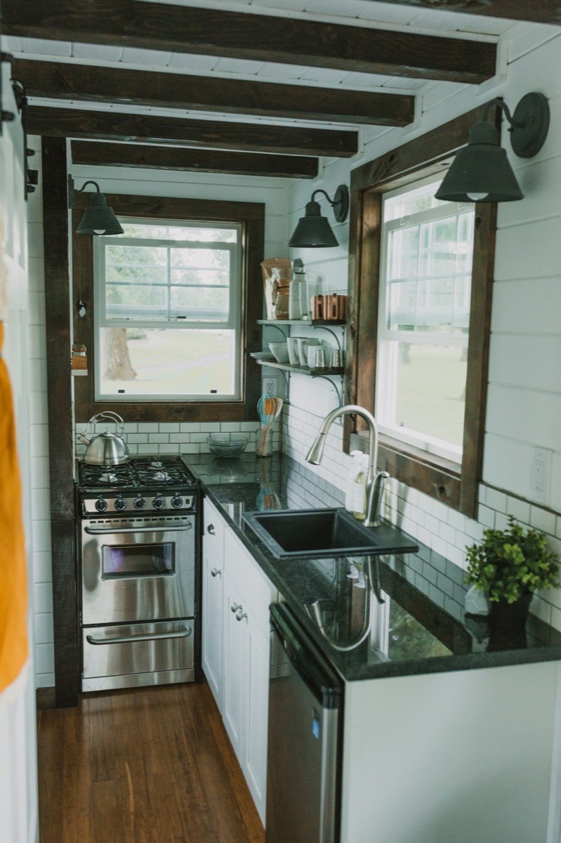 10 Tiny Kitchens in Tiny Houses That Are Adorably Functional  Tiny house  kitchen, Tiny kitchen design, Small apartment kitchen