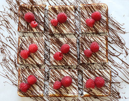 Chocolate-Drizzled-Raspberry-Cheesecake-550x431