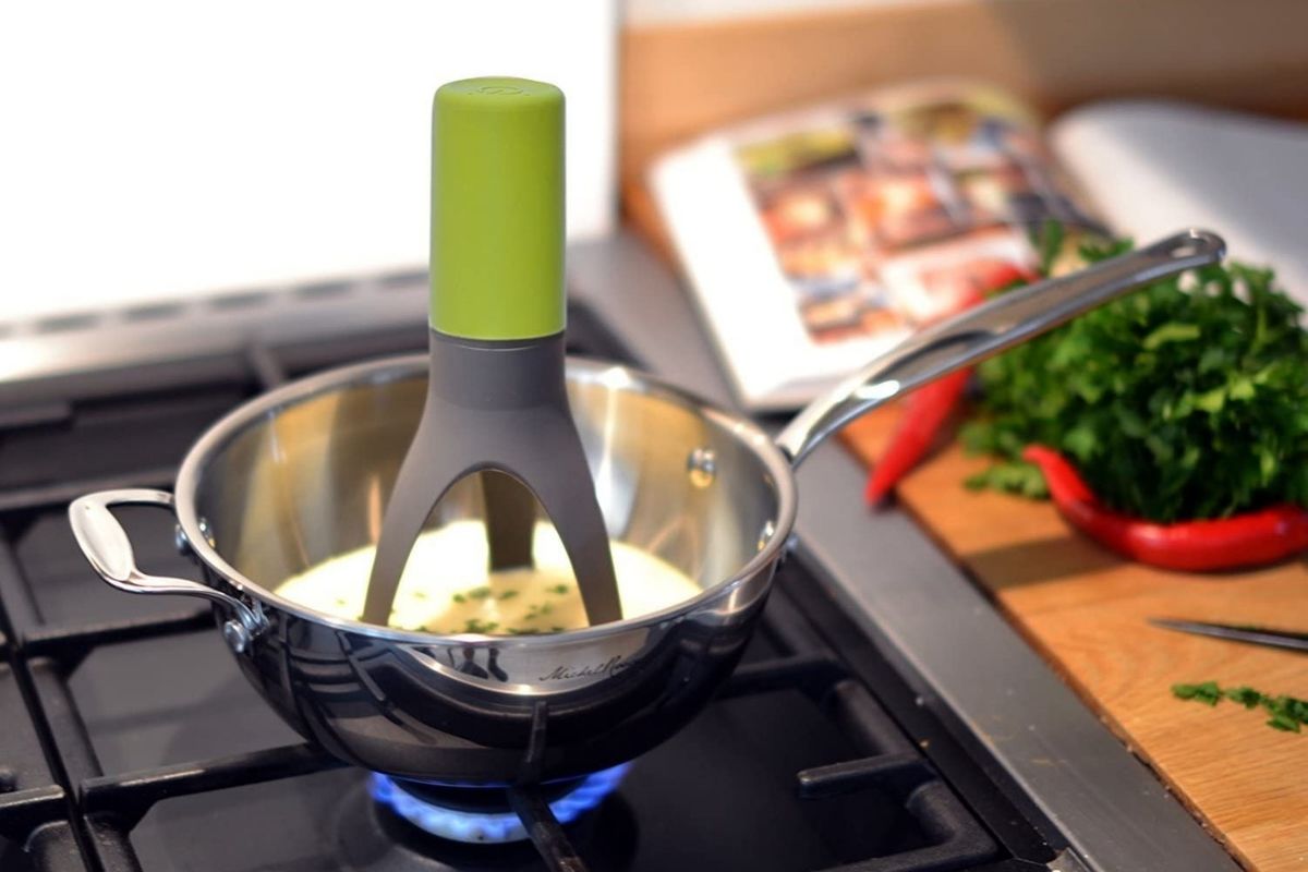 This Automatic Pan Stirrer Literally Mixes Your Food For You – StyleCaster
